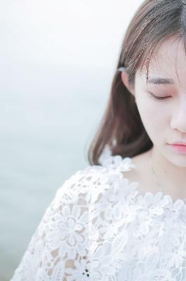 他解开内裤把舌头进去的视频